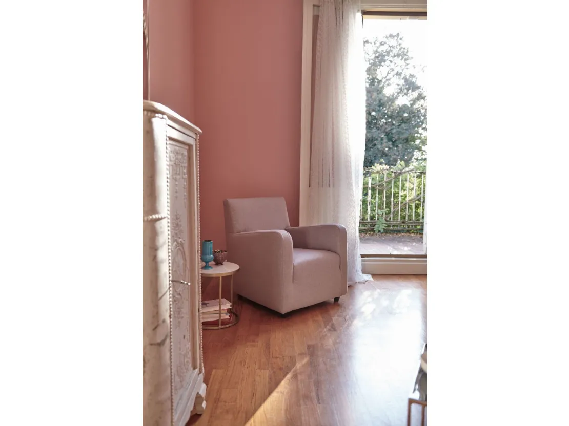 Poltroncina in tessuto con piedini in PVC Gilles di Excò