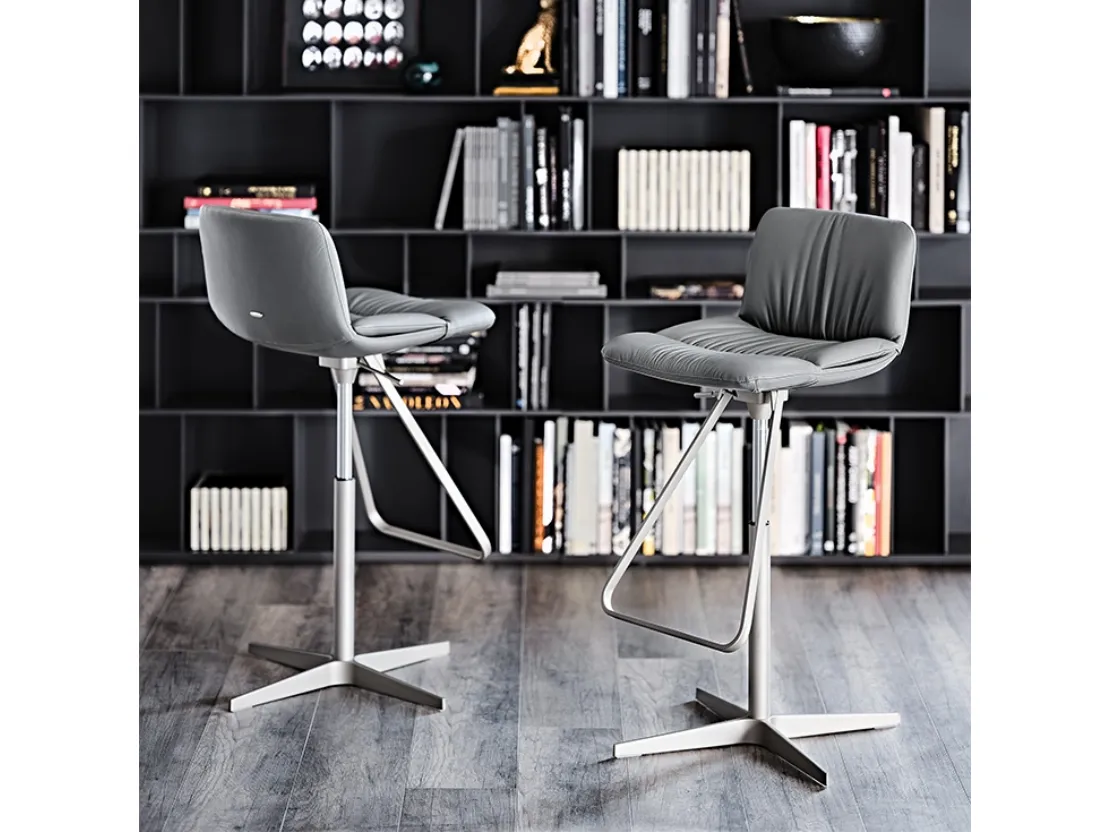 Sgabello in acciaio inox con rivestimento in pelle Axel di Cattelan Italia