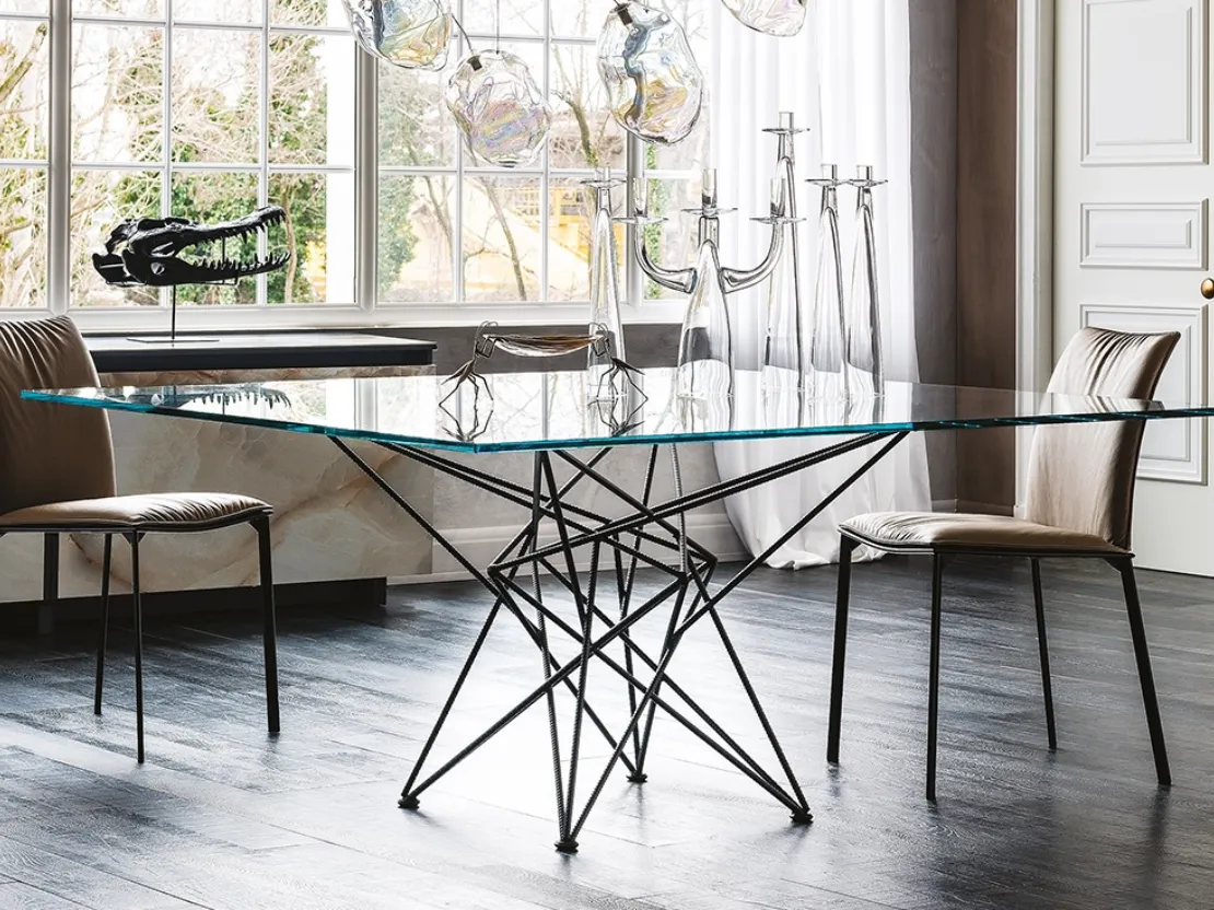 Tavolo con base in acciaio e piano in cristallo bisellato Gordon di Cattelan Italia